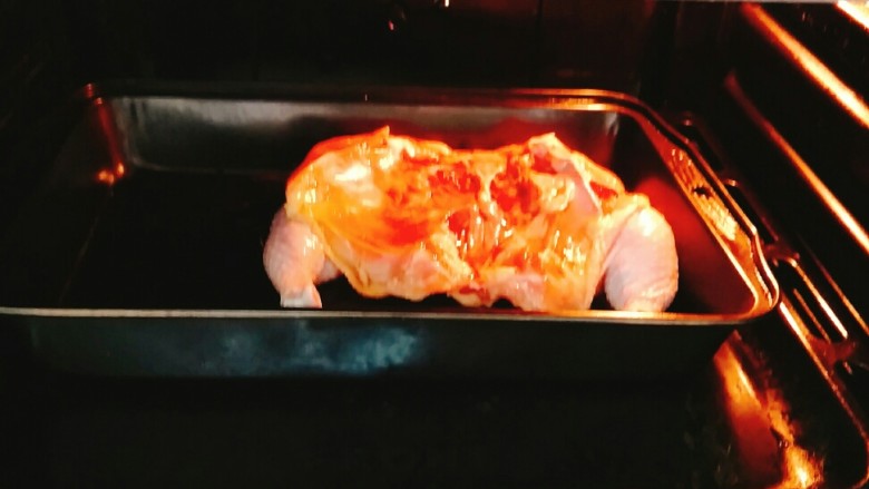 小白烤鸡,肚子朝上，放入烤箱中上层！