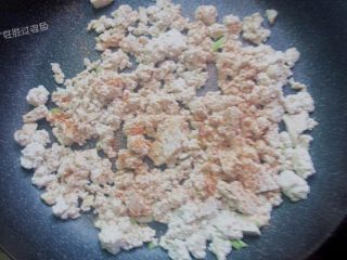 鸡刨豆腐,加入少许生抽和适量的十三香粉、盐、辣椒粉翻炒