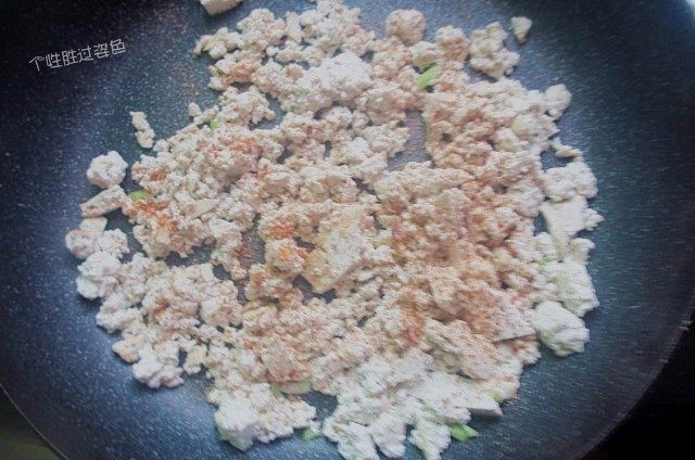 鸡刨豆腐,加入少许生抽和适量的十三香粉、盐、辣椒粉翻炒