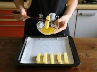 香脆馒头片,3.将馒头在黄油里均匀的裹上一遍，在烤盘上放好。