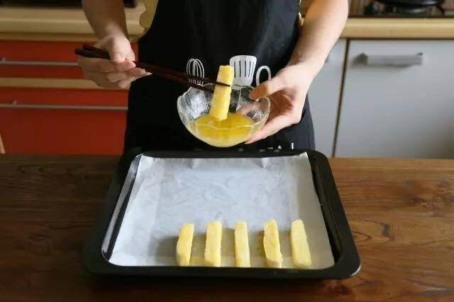 香脆馒头片,3.将馒头在黄油里均匀的裹上一遍，在烤盘上放好。