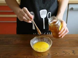 香脆馒头片,1.将黄油隔水融化或者在微波炉里叮两份钟，加入蜂蜜搅拌均