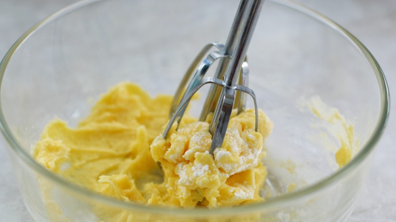 咖啡海盐曲奇,先用打蛋头把所有食材搅拌均匀，避免打发时黄油飞溅