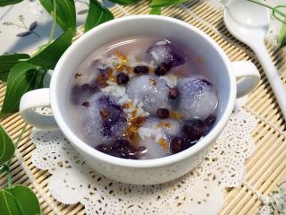 紫薯水晶汤圆,可以再加一勺蜜红豆、酒酿，撒些许糖桂花调味
