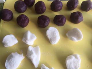 紫薯水晶汤圆,紫薯泥每个15克左右滚圆，木薯粉分割成每份10克左右