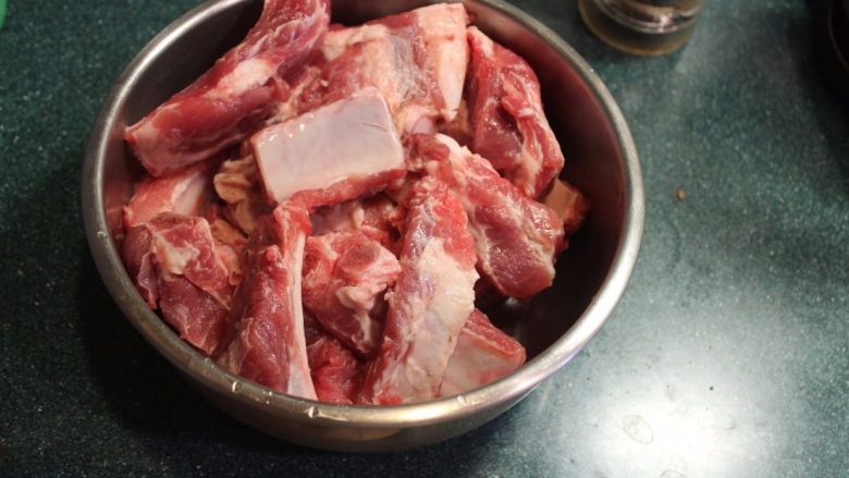 白酒茴香排骨,选择肉多的排骨较为合适。将排骨洗净滤干水分备用。