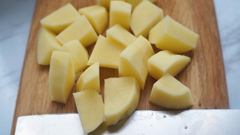 土豆沙拉焗法棍,土豆去皮切块。