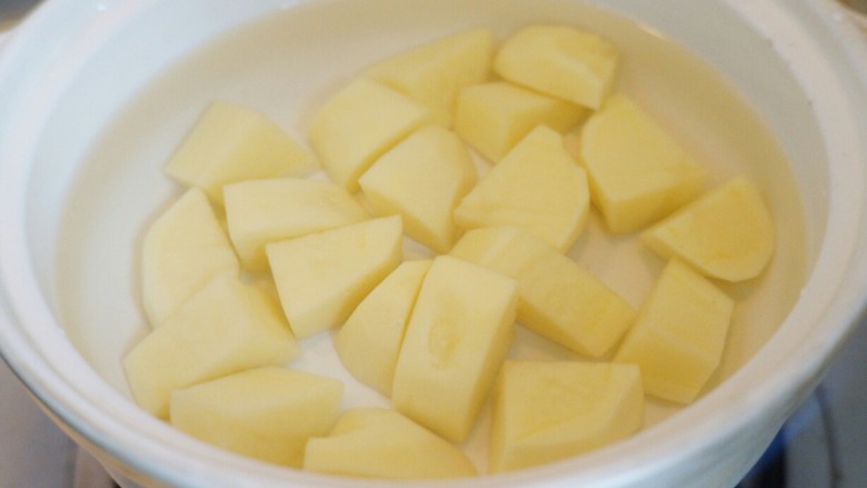 土豆沙拉焗法棍,冷水入锅，大火烧开后转小火，煮到叉子可以轻松的戳烂土豆即可，捞出沥水。