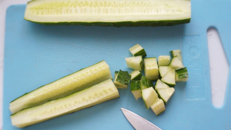 土豆沙拉焗法棍,黄瓜洗净，用厨房纸巾擦干，切小粒备用。