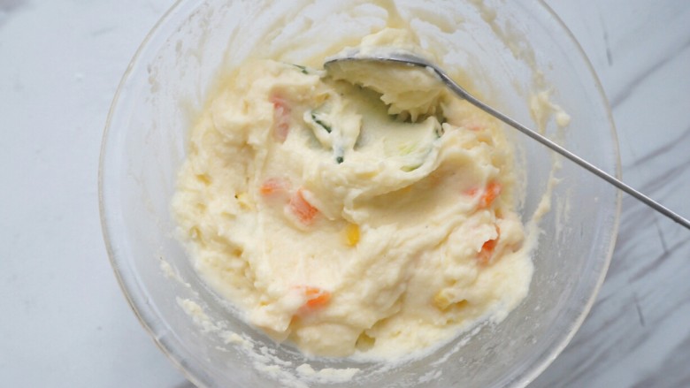 土豆沙拉焗法棍,将黄瓜粒、胡萝卜粒、甜玉米粒倒入土豆泥中，加入两大勺沙拉酱拌匀。至此，土豆沙拉步骤已经完成。