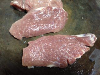 蜜汁叉烧肉,将猪梅肉切成厚约2cm的肉片（长短可以随意）