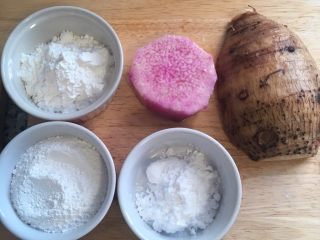 芋圆地瓜圆,将用粉都秤好备用，加紫山药是为了增色，如不加则可全用芋头。