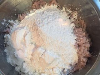 芋圆地瓜圆,压泥后加入所有的粉类，先用叉子混匀降温后，