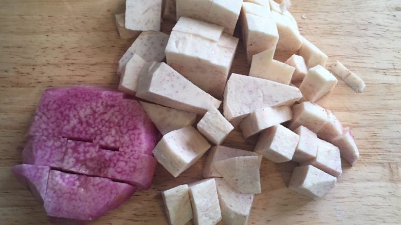 芋圆地瓜圆,芋头和紫山药去皮切小块，