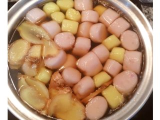芋圆地瓜圆,煮到浮起后再捞过来甜汤中ㄧ起煮ㄧ下即可。
