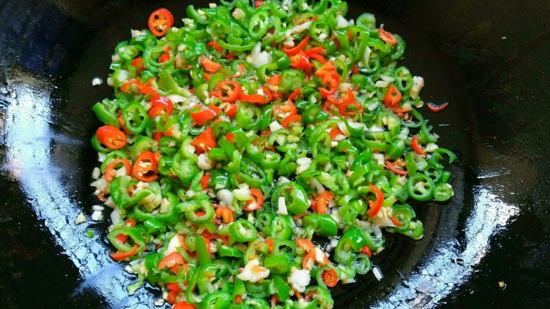 湘菜～香辣火培鱼,加入青红椒翻炒一会。