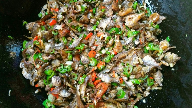 湘菜～香辣火培鱼,倒入煸好的火培鱼翻炒均匀。