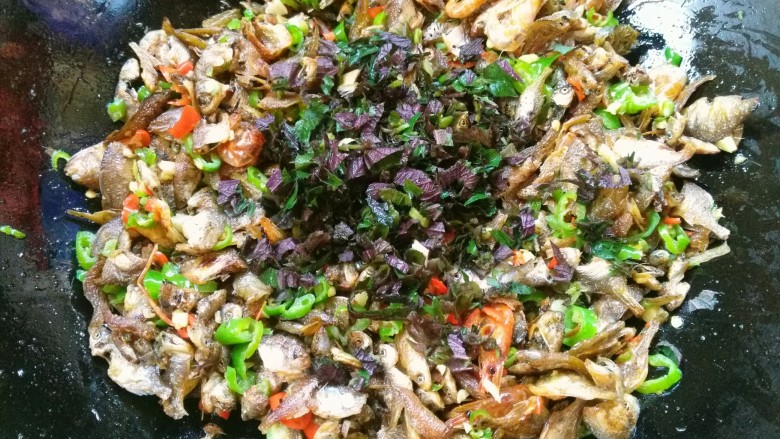 湘菜～香辣火培鱼,加入紫苏炒出香味。