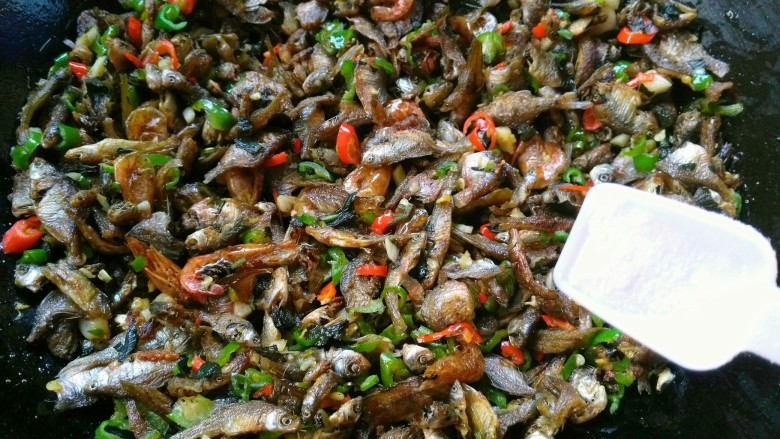 湘菜～香辣火培鱼,适量食盐翻炒均匀。