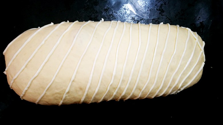 培根芝士面包,先一个方向有规律的挤线条，如图。