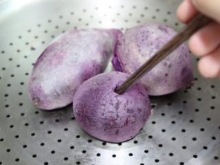 紫薯奶酪球,用筷子轻松插入，说明蒸熟了