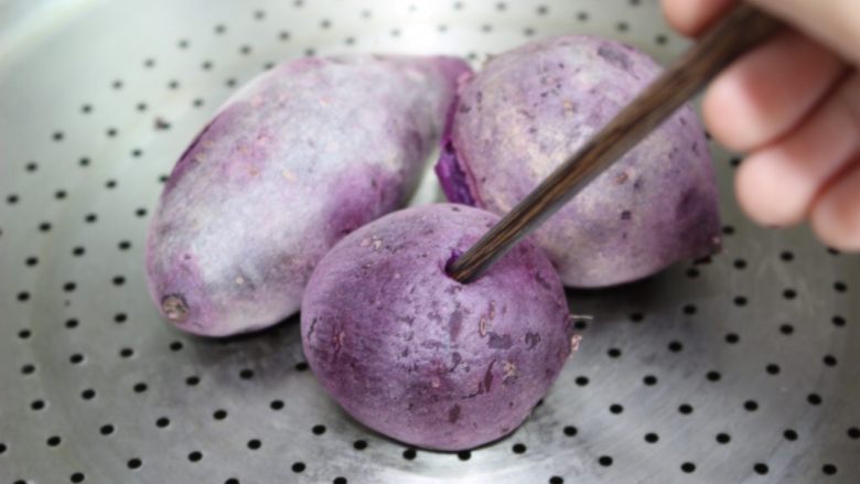 紫薯奶酪球,用筷子轻松插入，说明蒸熟了