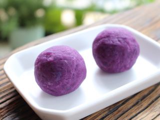 紫薯奶酪球,揉成紫薯球