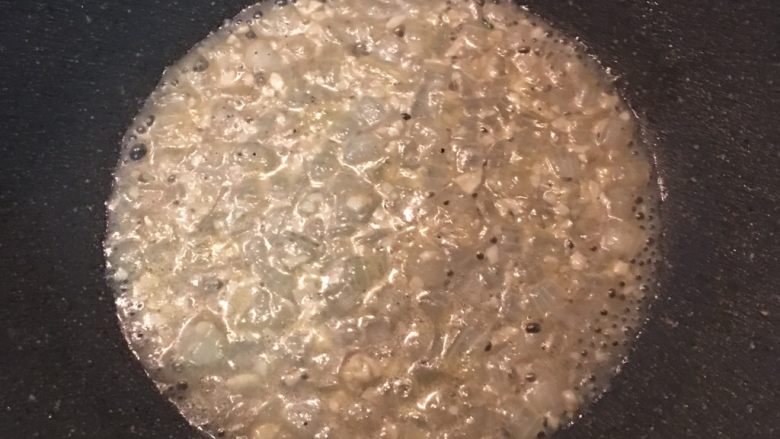 蒜味白酒蛤蜊意大利面,转小火煮滚剩下的汤汁，试味道调整。