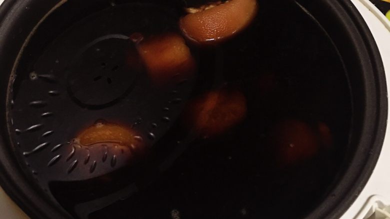 电饭锅卤猪脚,接着加水盖过猪脚，盖盖子煮45分钟。