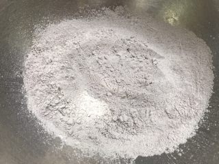 广式巧克力莲蓉月饼,中筋面粉跟可可粉混合均匀过筛
