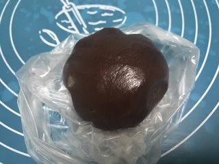 广式巧克力莲蓉月饼,揉光滑后放入保鲜袋静止1-2个小时