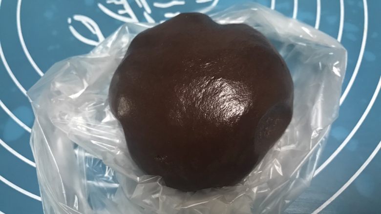 广式巧克力莲蓉月饼,揉光滑后放入保鲜袋静止1-2个小时