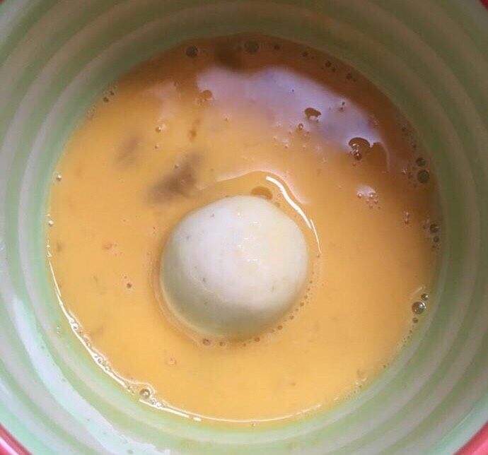 爆浆土豆芝士球,将生土豆芝士球依次按照面粉、鸡蛋液和面包糠的顺序均匀地裹上以上材料。