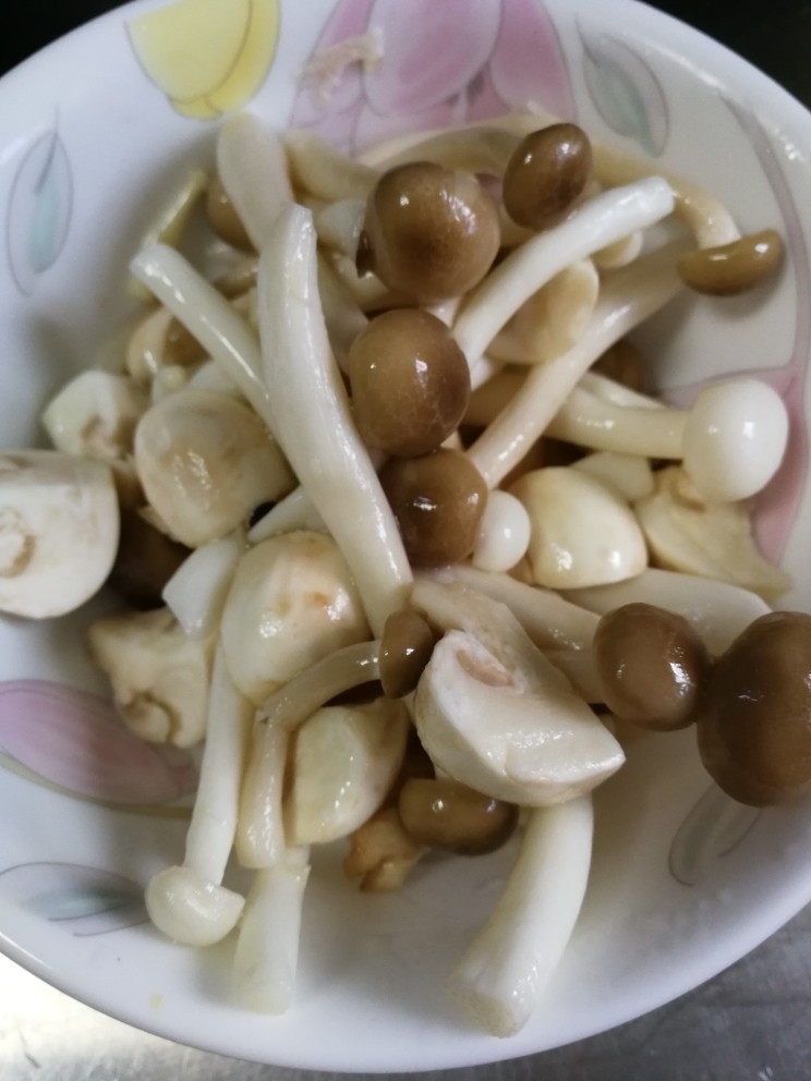 冬阴功汤,煸炒好的菌菇（因为没有买到草菇，我用了口蘑。白玉菇和蟹味菇），菌菇可随意，草菇口蘑最佳。