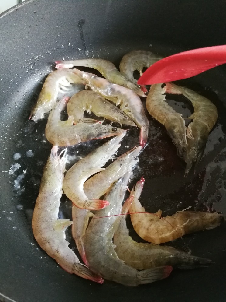 冬阴功汤,处理好的虾下油锅煸炒。