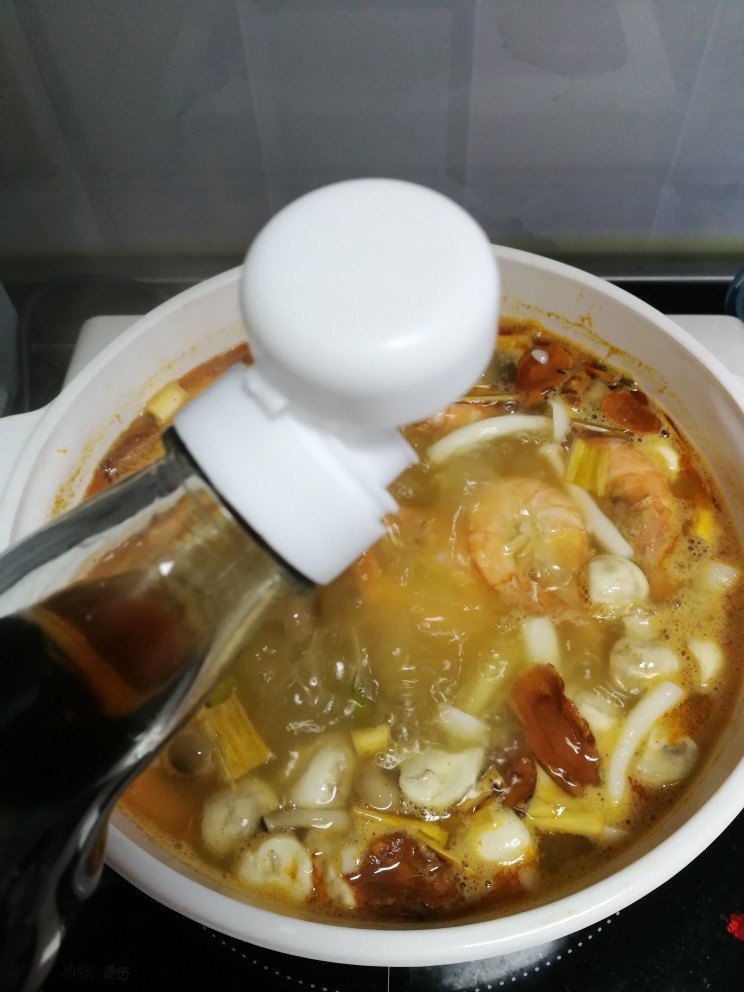 冬阴功汤,煮开后加约两勺鱼露调味。