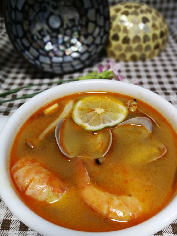 冬阴功汤,出锅可以挤入青柠汁。