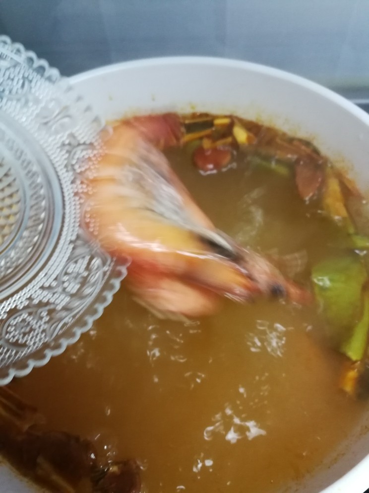 冬阴功汤,煮开一会儿后下虾。