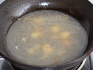 上汤南瓜尖,加入鸡汤和清水，煮开。