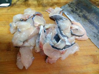 酸菜鱼,把江团洗净，分割出鱼肉和鱼骨