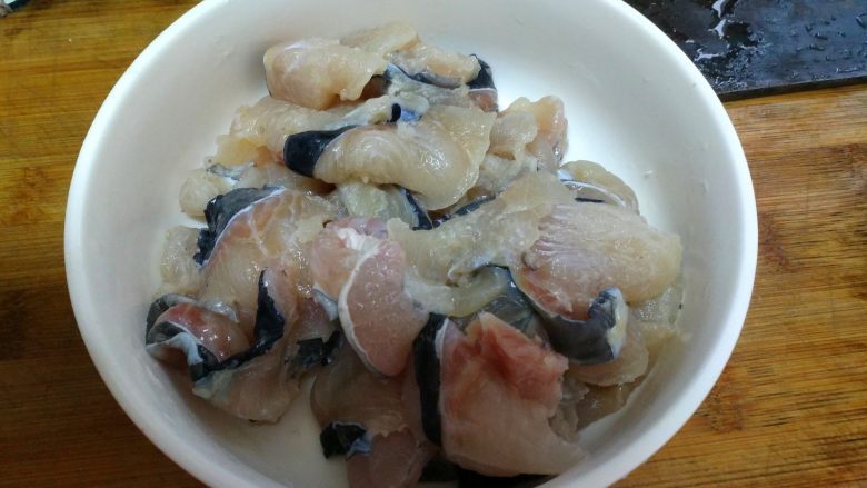 酸菜鱼,把鱼肉打成片状，加入一点盐。