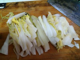 酸菜鱼,把酸菜洗净，切成长条备用。