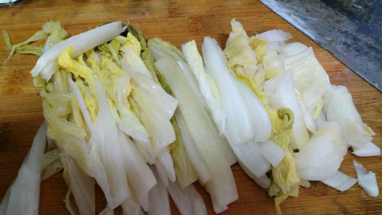 酸菜鱼,把酸菜洗净，切成长条备用。