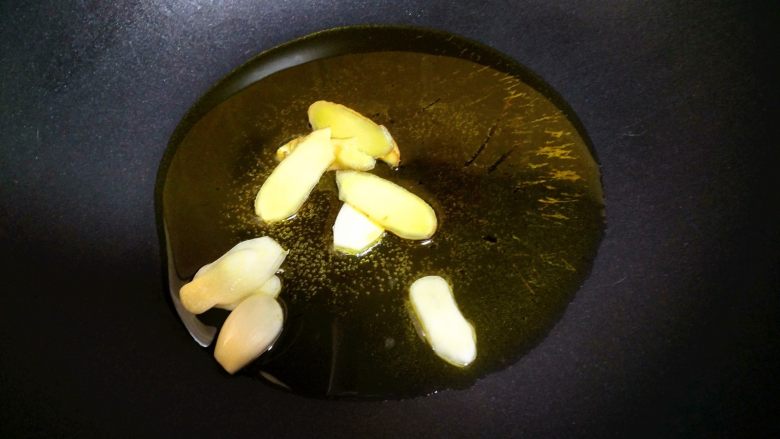 酸菜鱼,选一口干净的锅，放入植物油。油温170度时下入姜片。