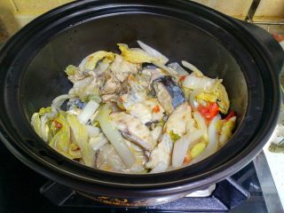 酸菜鱼,把砂锅放在天然气上，不用开火。