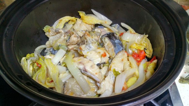 酸菜鱼,把砂锅放在天然气上，不用开火。