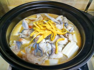 酸菜鱼,把把鱼肉和汤倒入砂锅中，在用中火慢慢煮一会。即可食用。