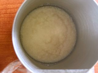 星野天然酵母早餐面包,天然酵母粉与水比例为1：2。将天然酵母粉少量分次放在30度的温水中，每次都搅拌均匀以后再放下一次的量。搅拌好后盖保鲜膜或盖子放在25-28度的地方。