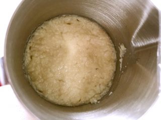 星野天然酵母早餐面包,过12小时的时候，就开始有泡泡产生，发酵30小时左右，至面糊膨胀熟成，这时可以接着使用，也可以放在冷藏室保存一周左右。