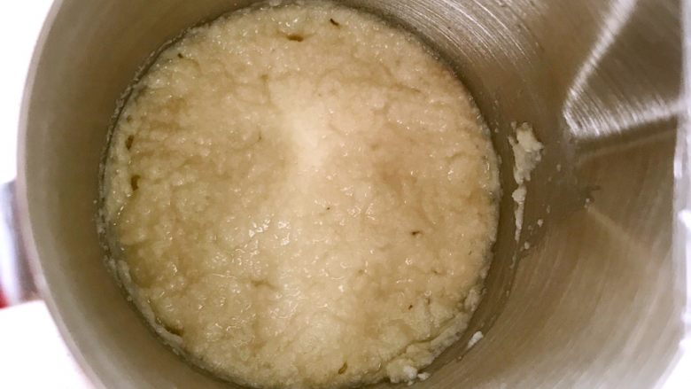 星野天然酵母早餐面包,过12小时的时候，就开始有泡泡产生，发酵30小时左右，至面糊膨胀熟成，这时可以接着使用，也可以放在冷藏室保存一周左右。